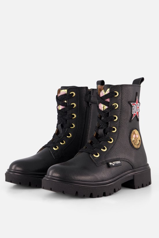 Zwarte leren veterboots van Muyters met gouden oogjes, roze ster- en smileybadges en een grove zool.