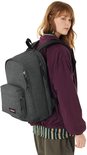 Vrouw met grijze Eastpak rugzak, Eastpak logo.