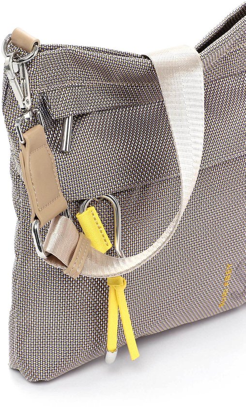 Gedetailleerd overzicht van een beige en zandkleurige damestas met stoffen band en gele accenten.