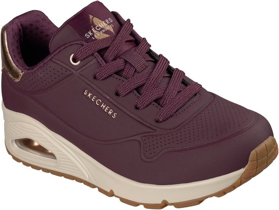 Paarse Skechers Uno sneaker met gouden accenten op de hiel en logo. Beige zool met gummi buitenzool.