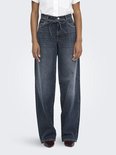 Donkerblauwe wijde jeans met strikceintuur. Model staat op witte achtergrond.