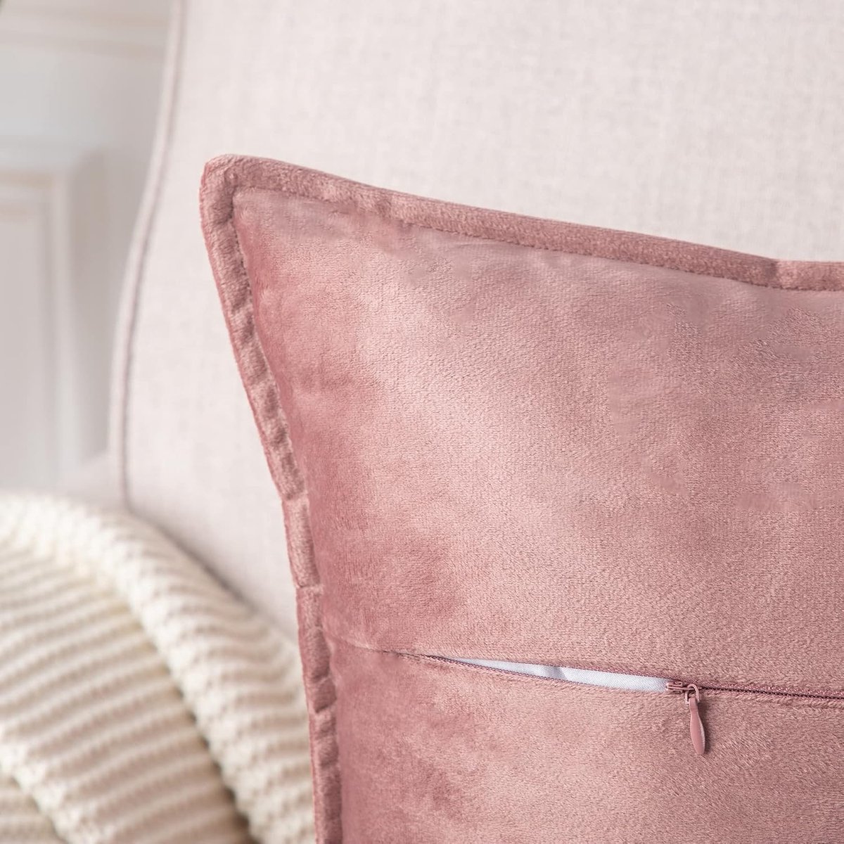 Madizz SnelShoppen - Set van 2 Super Zachte Fluwelen Decoratieve Kussenslopen met Franje Luxe Stijl Kussenhoezen voor Sofa en Slaapkamer 40x40 cm Roze Zwart