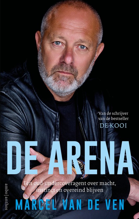 Boekcover 'DE ARENA' met Marcel van de Ven, schrijver van 'DE KOOI'. Tekst: 'Een oud-undercoveragent over macht, instinct en overeind blijven'.
