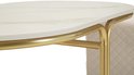 Detail van de ovale salontafel met marmerlook blad en gouden frame, met een glimp van een poef eronder.