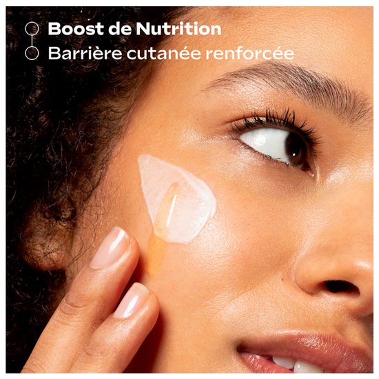 Vrouw brengt serum aan op haar gezicht, met de tekst 'Boost de Nutrition Barrière cutanée renforcée'.