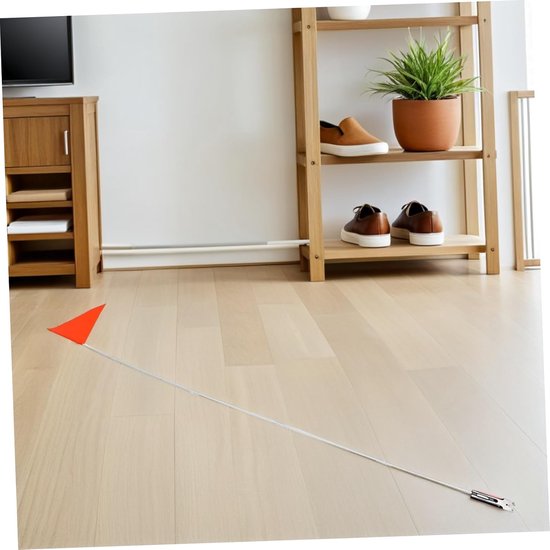 Oranje fietsvlag liggend op een lichte houten vloer voor een houten rek met schoenen.