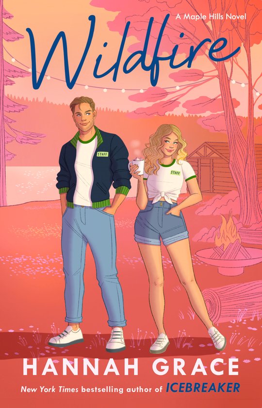 Twee medewerkers, een man en een vrouw, op een camping met een kampvuur.