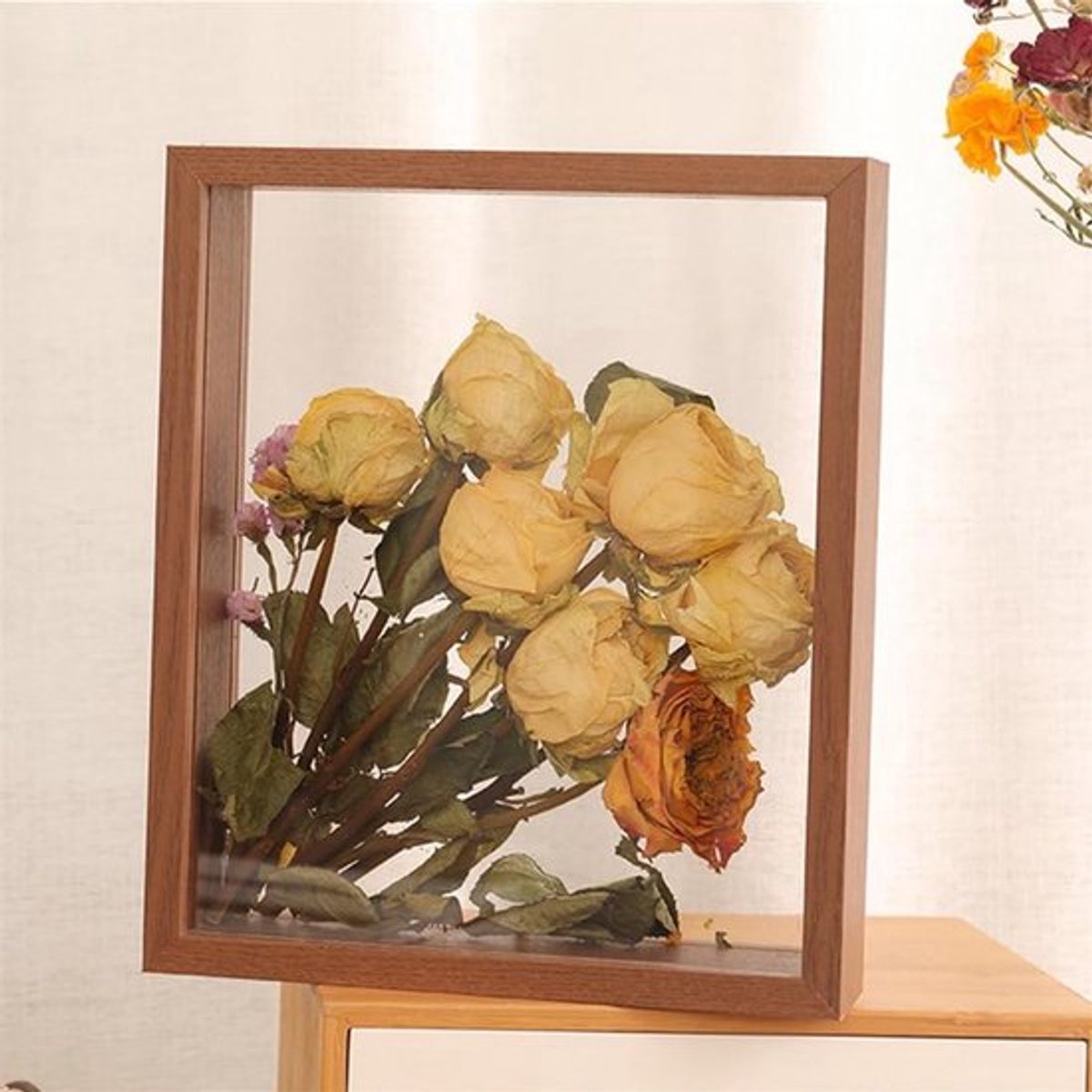 Gedroogde bloemen en decoratief in houten fotolijst Inovra Plus