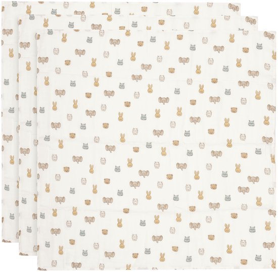Drie witte hydrofiele doeken met een all-over print van kleine, zachte dierenfiguren in pasteltinten.