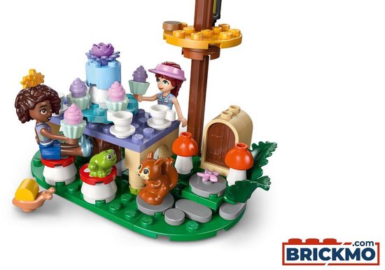 LEGO Friends speelset met twee poppen, een eekhoorn, kikker, en een tafel met cupcakes.