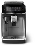 Vooraanzicht van een zwarte Philips volautomatische espressomachine met zilverkleurig bedieningspaneel.