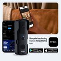 Finetech videodeurbel en smartphone met FinexHome app. Downloaden via Google Play en App Store.