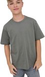 Jongen met blond haar draagt een effen donkergrijs T-shirt en spijkerbroek, lachend naar de camera.