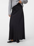 Jupe longue noire en satin à taille haute, portée par un mannequin avec un pull en tricot gris.