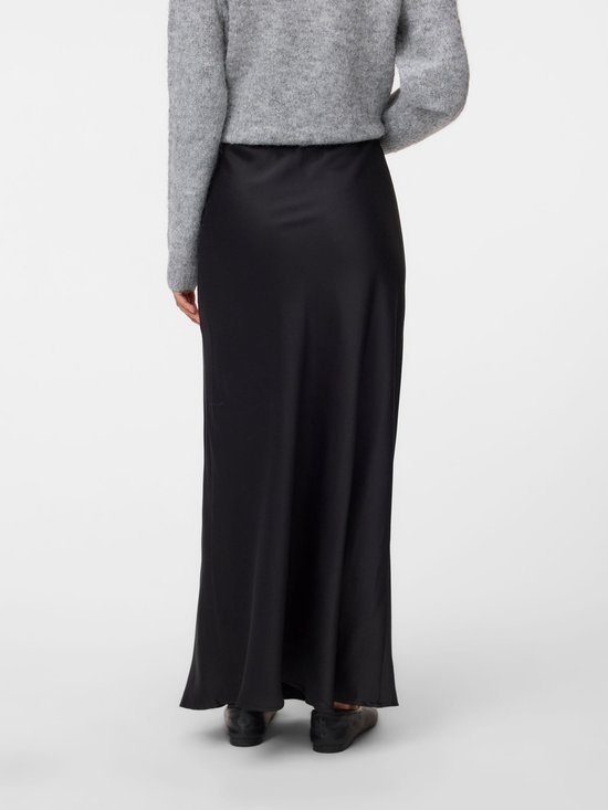 Jupe midi noire en satin taille haute, portée par un mannequin avec un pull gris.