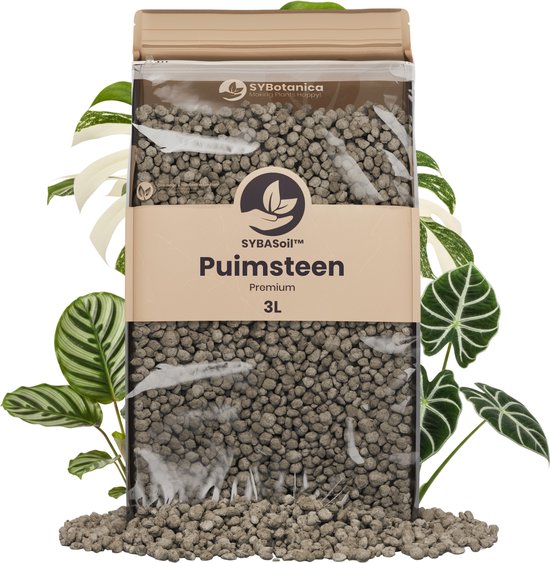 Een zak SYBASoil™ Puimsteen Premium 3L, omringd door plantenbladeren.