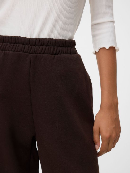 Close-up van de elastische tailleband van een bruine joggingbroek.