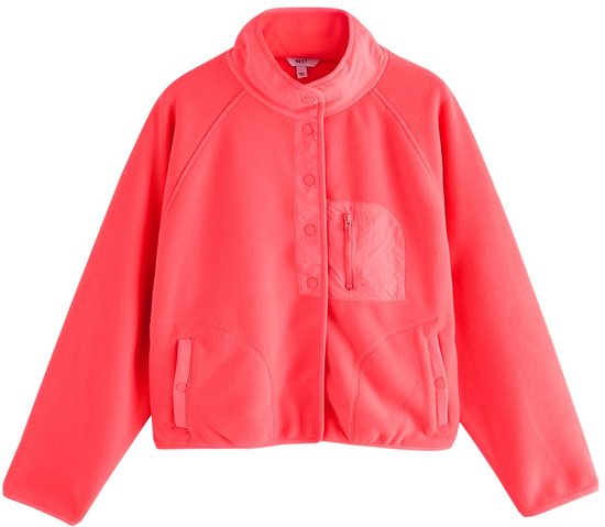 Een felroze fleece trui met lange mouwen, drukknoopsluiting aan de voorkant en borstzak met rits.