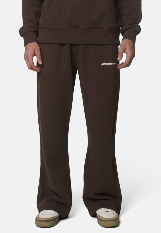 Bruine joggingbroek met wijde pijpen en "GOODFORNOTHING" logo op de heup.