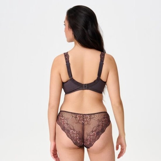 Achterzicht van een model dat een bruine beha met roze bloemenprint en kanten details draagt.