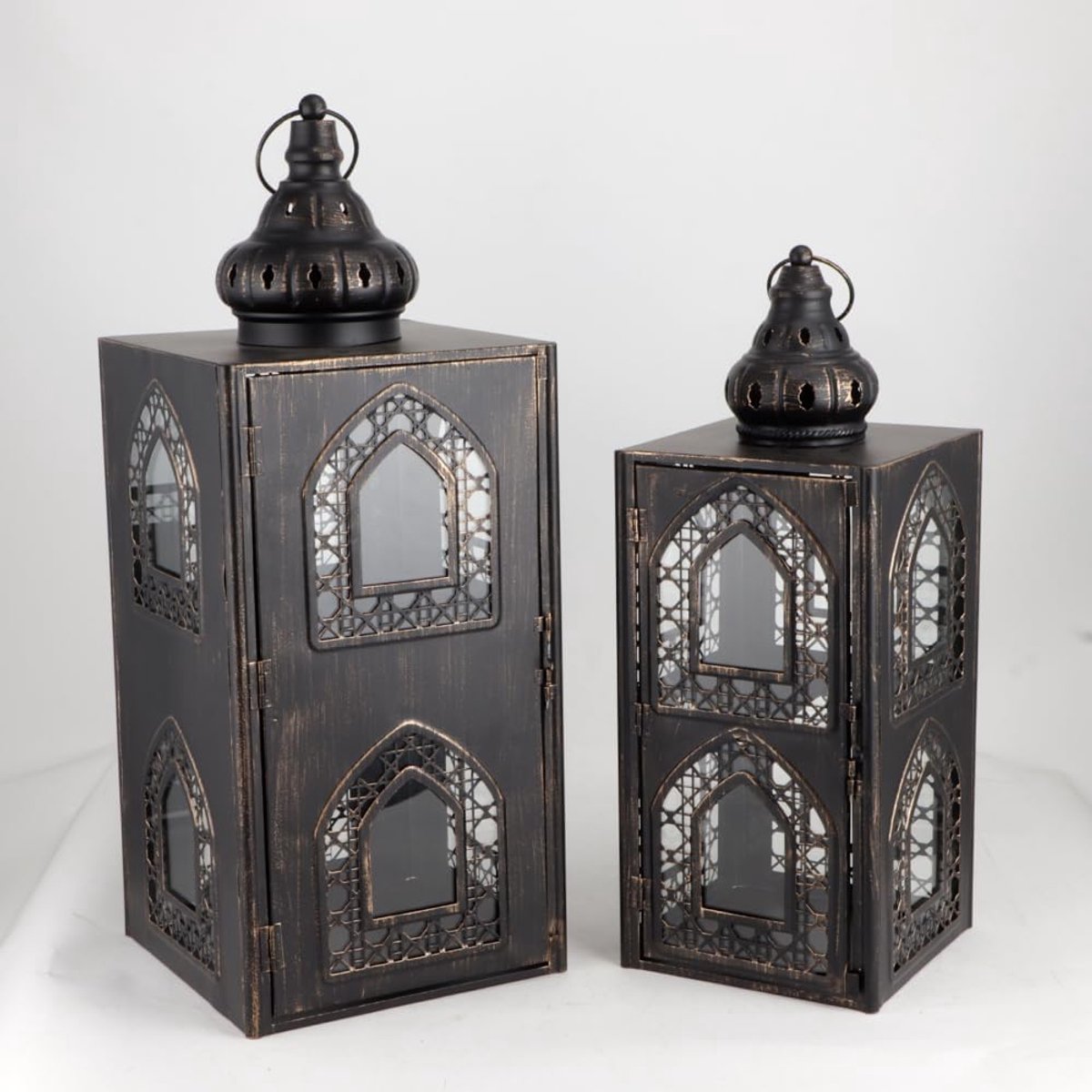 TRIROCKS Set van 2 Vintage Kaars Lantaarns Decoratieve Outdoor Lantaarn Metalen Kaarsenhouder met Gehard Glas voor - ShopVlot