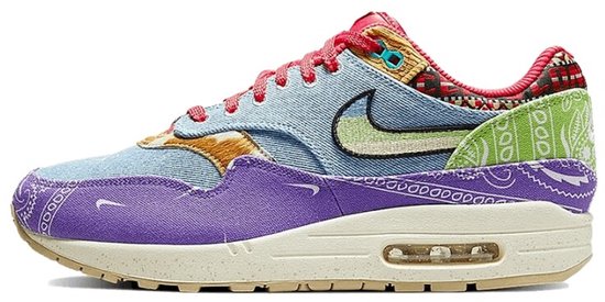 Nike Air Max 1 sneaker met denim, paarse bandana print, groene swoosh en felgekleurde accenten.