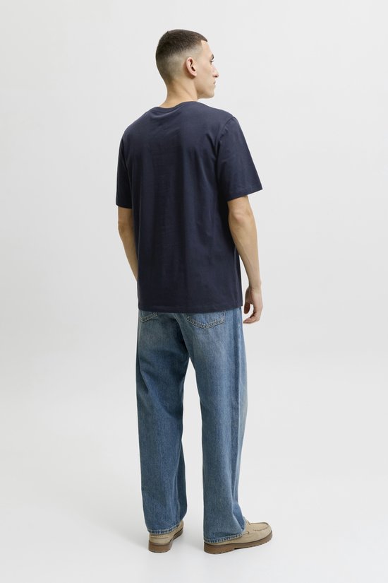 Man in donkerblauw Jack & Jones T-shirt, zijaanzicht.