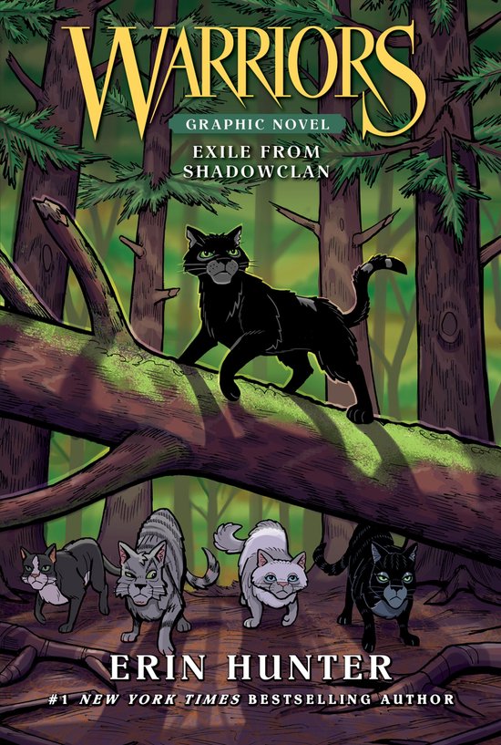 Un chat noir aux yeux verts se tient sur une bûche dans une forêt. Quatre autres chats sont au pied de la bûche. Texte : Warriors Graphic Novel Exile from ShadowClan, Erin Hunter