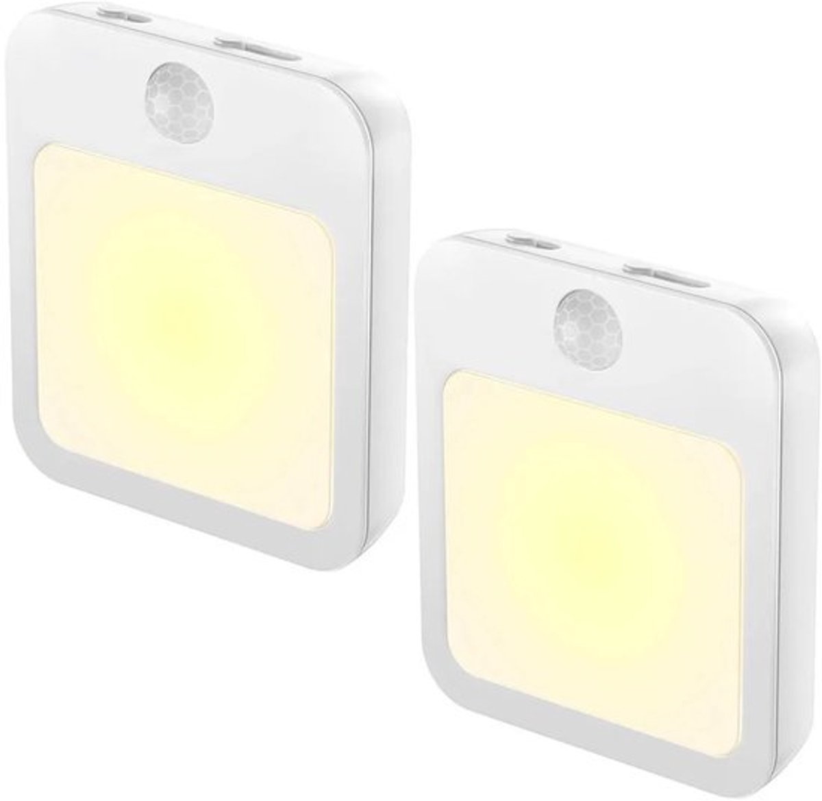 Twee LED-nachtlampjes met bewegings- en lichtsensoren, beide met stekker, warm licht.