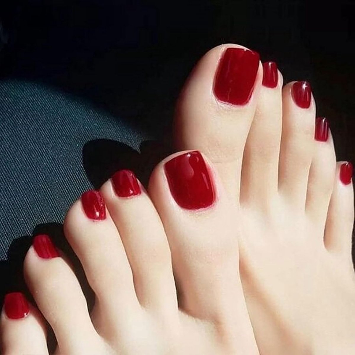 24 stuks rode Press-on valse teennagels, korte lijm op acryl teennagels, glanzende herbruikbare kunstnagels voor dames nagelsalon en nageldecoratie