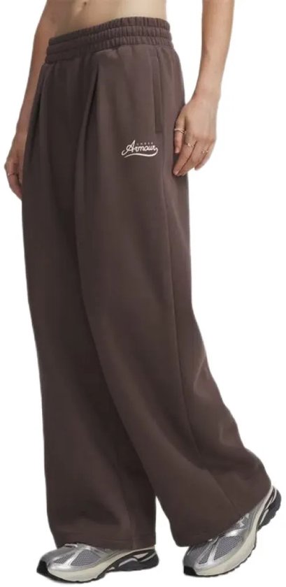 Bruine wijde sportbroek van Under Armour met plooien en logo, gezien vanaf de zijkant.