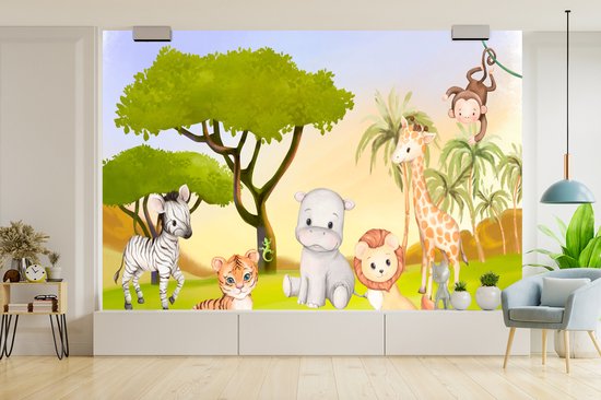 Muurcirkel met jungle dieren: zebra, tijger, nijlpaard, leeuw en giraf, naast een blauw-grijze stoel.