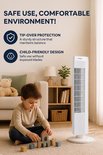 Witte staande ventilator van Kumtel in een woonkamer, naast een jongetje dat speelt. Tekst over kindvriendelijk ontwerp.