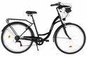 Zwarte damesfiets met lage instap, witte rieten mand, bagagedrager, verlichting en 7 versnellingen.