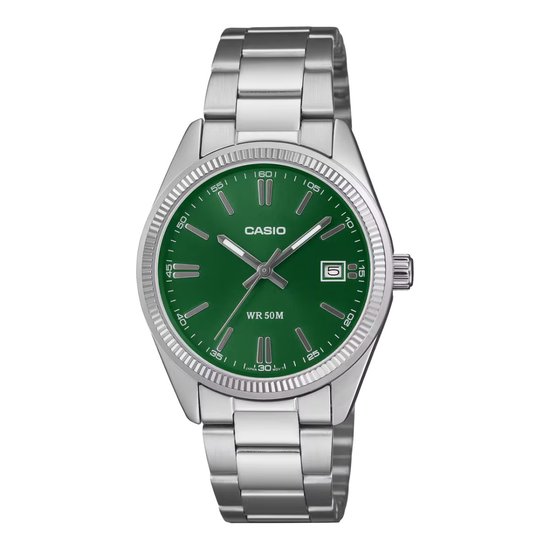 Zilverkleurig Casio horloge met groene wijzerplaat en datumaanduiding.