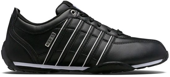 Zwarte K-Swiss sneaker met witte strepen en logo.