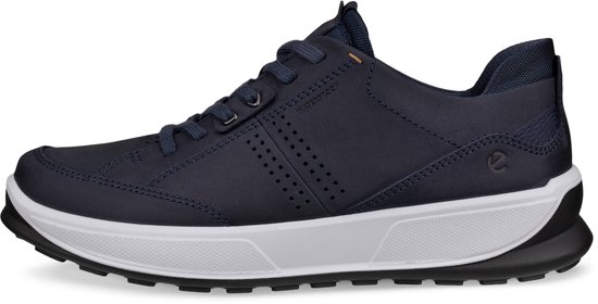 Blauwe Ecco sneaker van nubuck met perforaties en witte zool.