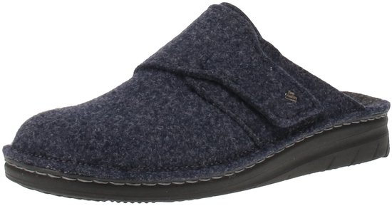 Donkerblauwe wollen pantoffel met klittenbandsluiting en zwarte zool.