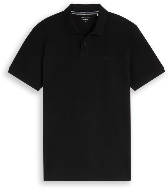 Zwart piqué poloshirt van Tom Tailor met geborduurd logo, liggend op een witte achtergrond.