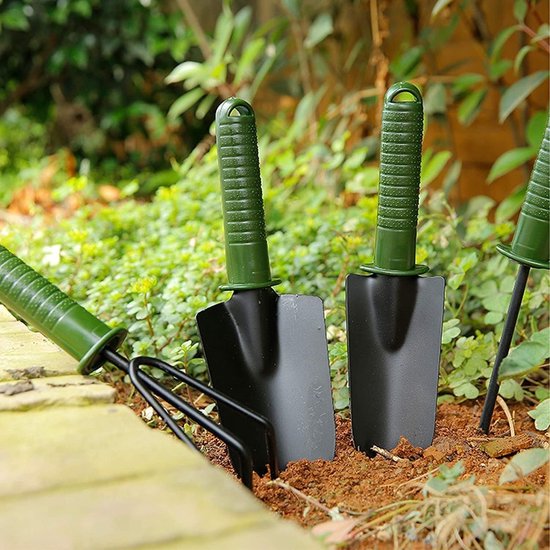 Een vierdelige tuingereedschapset, bestaande uit een schep voor het planten van bloemen en groenten, een tuinschep voor het wieden, een tuinhark en een tuingereedschapset met een plastic handvat. van Merkloos	 — afbeelding 4