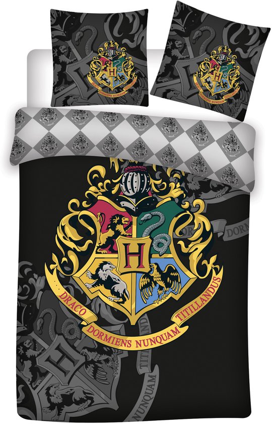 Zwart dekbedovertrek met het Hogwarts wapenschild en sierkussens met hetzelfde patroon.