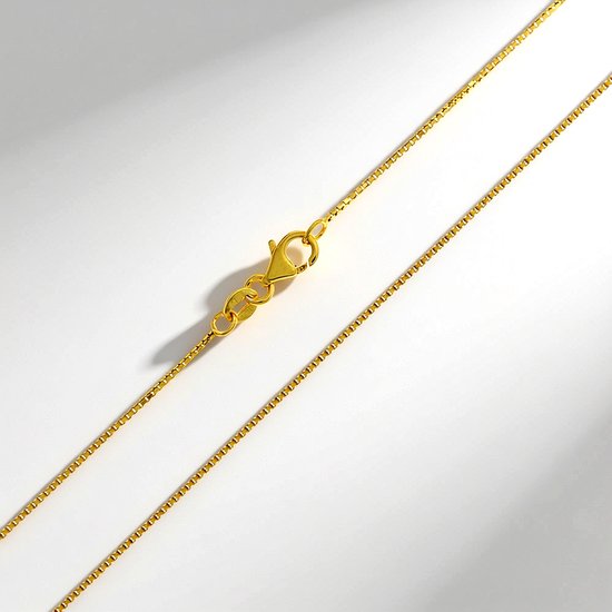 Gouden Venetiaanse ketting met karabijnsluiting op een witte achtergrond.