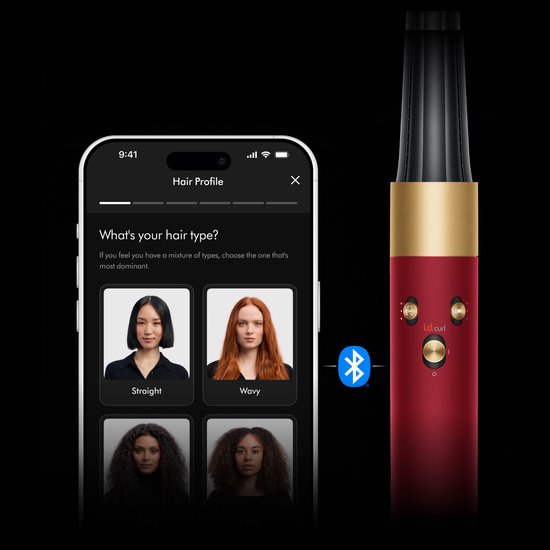 Rode Dyson Airwrap met gouden details, naast een app-scherm 'Haarprofiel' met opties voor steil en golvend haar.