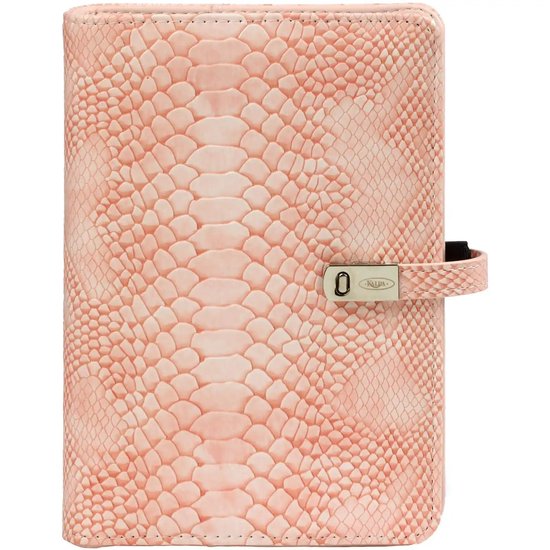 Roze agenda met krokodillenprint, gesp met '0' en 'KALPA'.