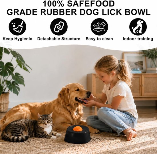 Een golden retriever en een kat liggen op een kleed. Een meisje knielt bij de zwarte voerbak met oranje bal. Bovenaan staan iconen en de tekst "100% SAFE FOOD GRADE RUBBER DOG LICK BOWL" met kenmerken.