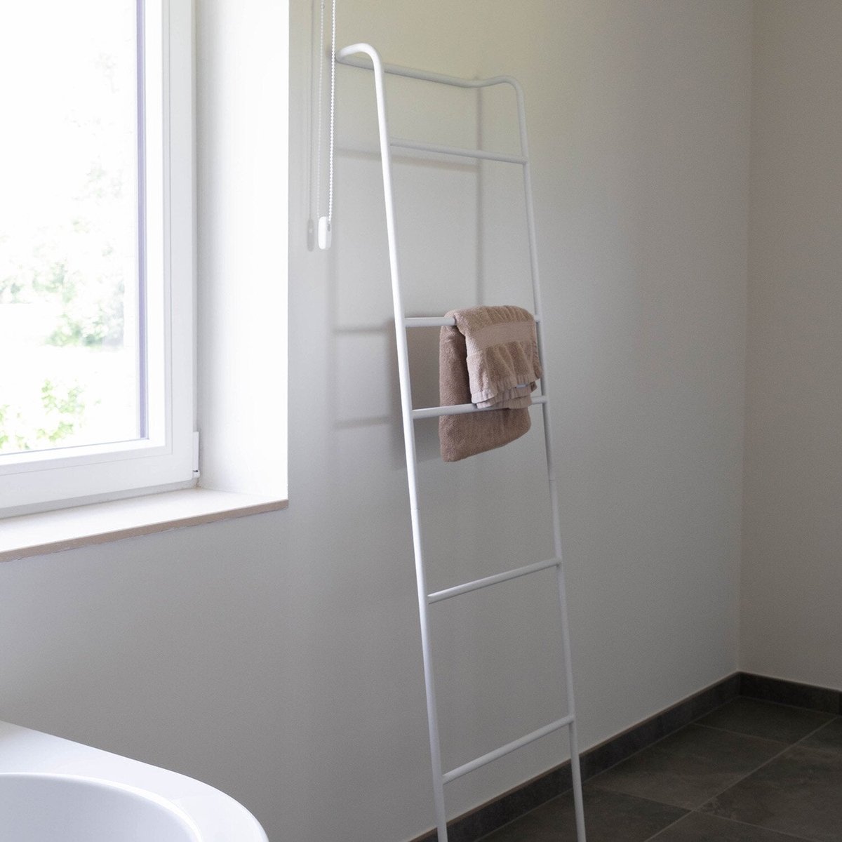 Atmooz Alessia Handdoekenrek - Staand Handdoekenrek - Metaal - 50 x 167 cm - Luxe Badkamerrek Leunend - Modern Handdoekrek voor Badkamer - Wit