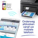 Zwarte Epson printer en smartphone die de Epson Smart Panel app tonen, met Wi-Fi symbolen.