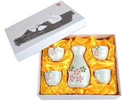 Lachineuse - Sake Set Witte Kersenbloesem - Met 4 Kommen & Karaf - Japanse Sake Glazen - Geschenkdoos Aziatisch Servies - Japan Porselein Sake Service - Cadeau-idee - Wit