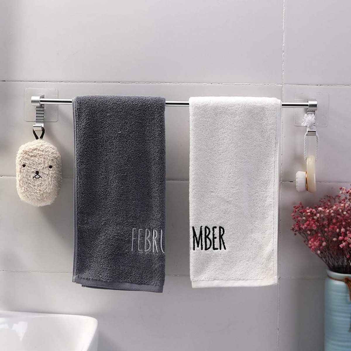 Handdoekstang zelfklevend met 2 Haken voor Muur / Wand Bevestiging - handdoekhouder Keuken / Badkamer - Wand Handdoekenrek Stang Houder met ophang Haak - Ophangbaar handdoek rek - Handoekstang - Zonder Boren & Schroeven - Decopatent