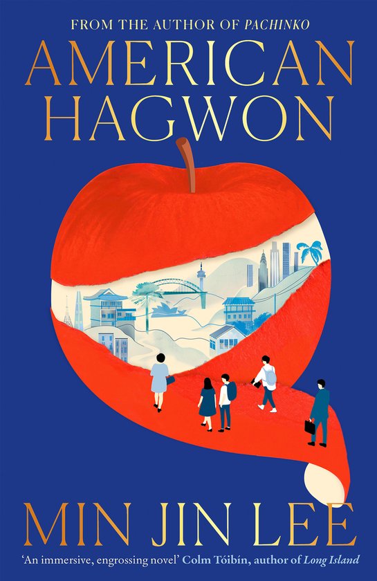 Boek 'American Hagwon' van Min Jin Lee, met een rode appel-illustratie waarin een skyline met gebouwen en palmbomen is afgebeeld. Op de voorgrond lopen kleine figuren.